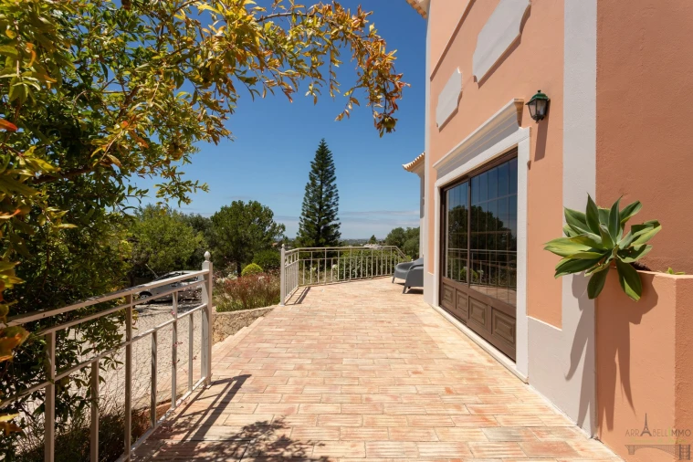 Moradia T4 para Venda em Santa Barbara de Nexe Foto 6