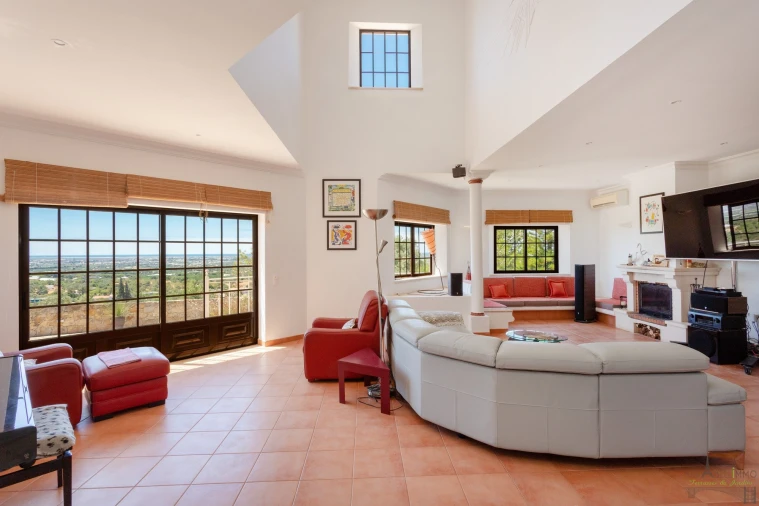 Moradia T4 para Venda em Santa Barbara de Nexe Foto 8