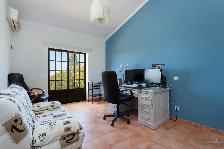 Moradia T4 para Venda em Santa Barbara de Nexe Foto 24