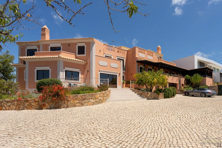 Moradia T4 para Venda em Santa Barbara de Nexe Foto 2