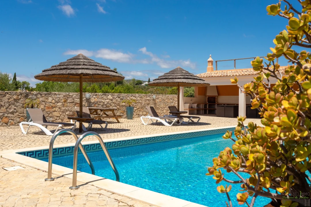 Moradia T4 para Venda em Santa Barbara de Nexe Foto 5