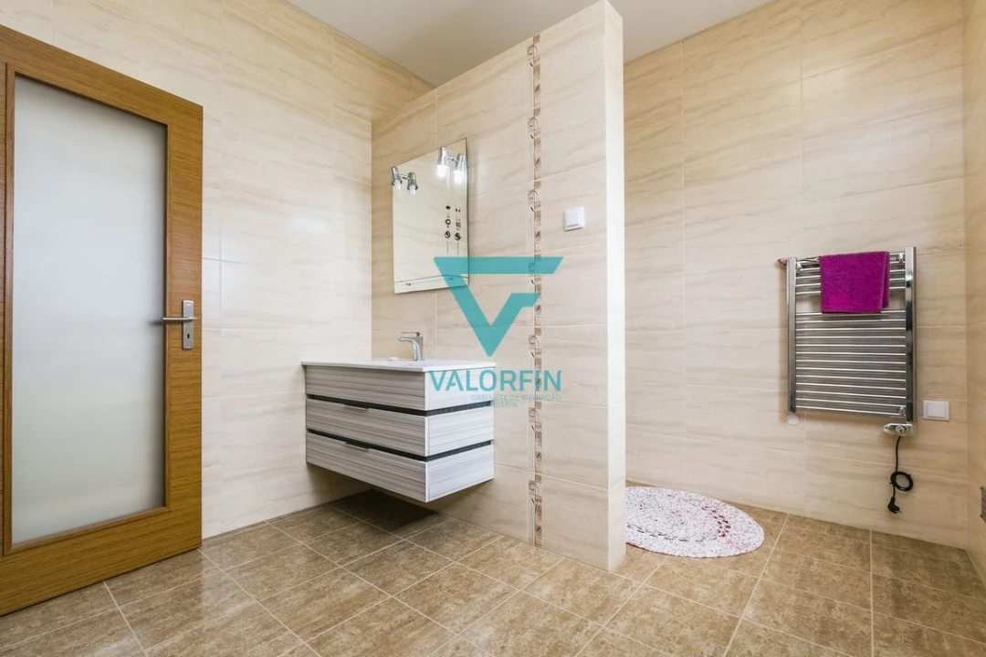 Moradia T4 para Venda em Santiago e São Simão de Litém e Albergaria dos Doze Foto 15