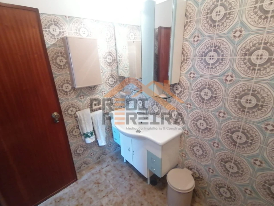 Quarto para Arrendamento em Ramada e Caneças Foto 13