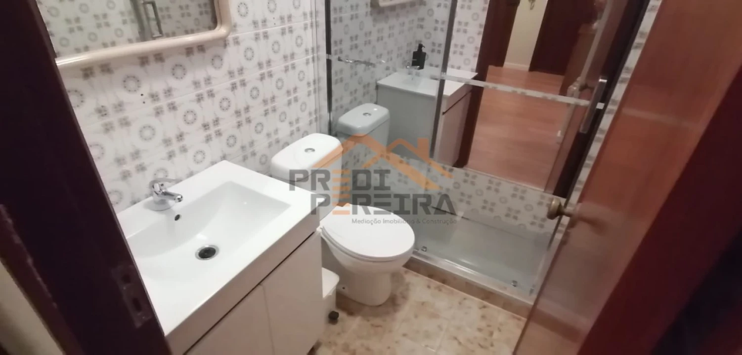 Quarto para Arrendamento em Ramada e Caneças Foto 27