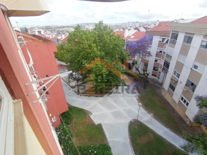 Quarto para Arrendamento em Ramada e Caneças