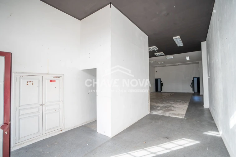 Loja para Arrendamento em Arcozelo Foto 6