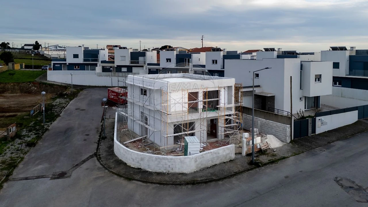 Moradia T4 para Venda em Santa Barbara Foto 1