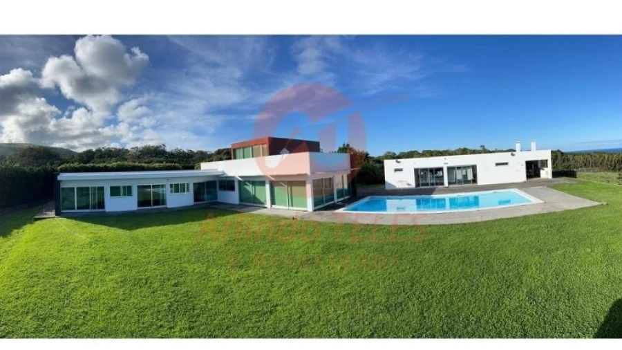 Moradia T5 para Venda em São Sebastião