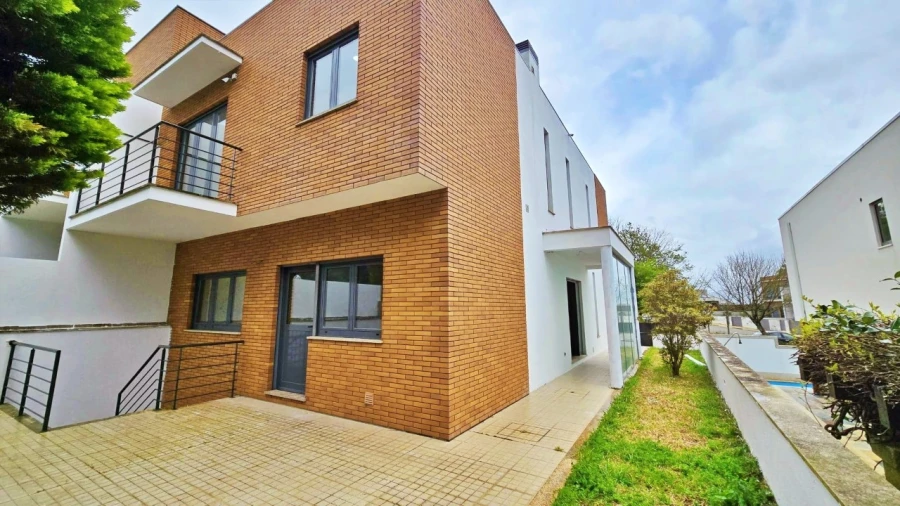 Moradia T4 para Venda em Santa Marta de Portuzelo Foto 1