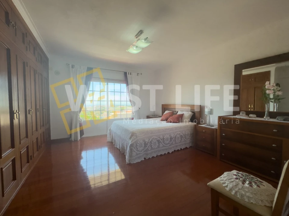 Moradia T4 para Venda em Carvoeira Foto 1