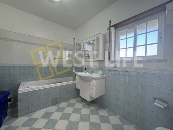 Moradia T4 para Venda em Carvoeira Foto 13