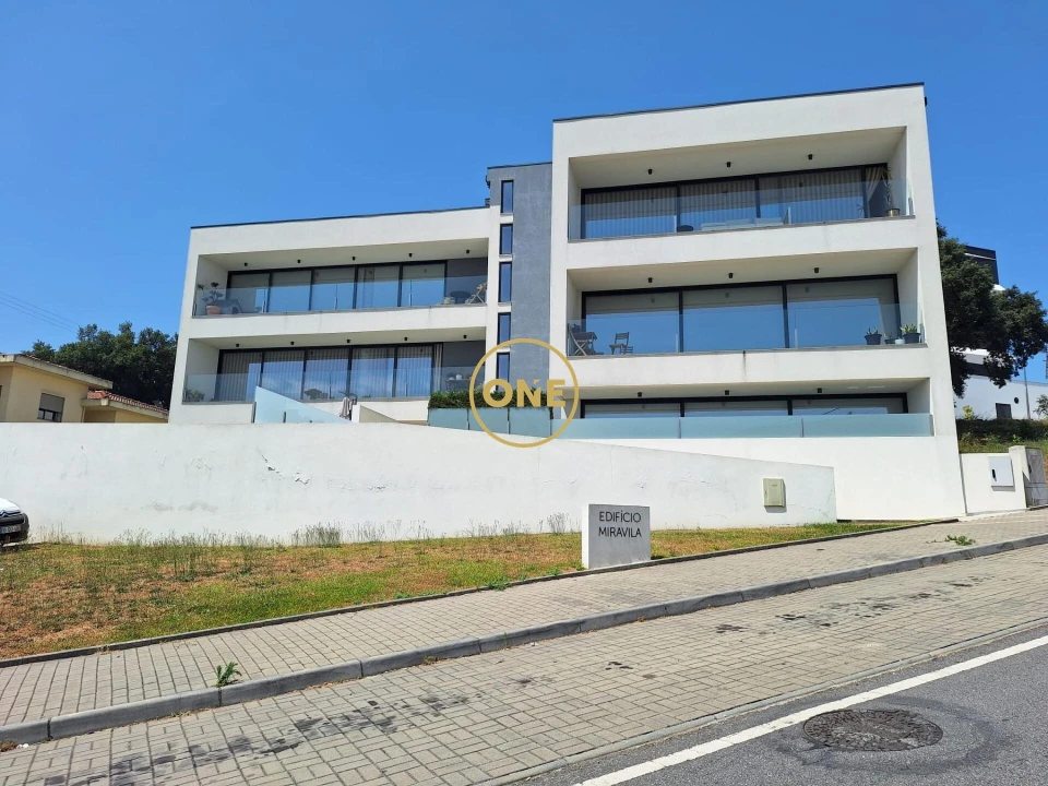 Armazém para Venda em Vila Nova de Famalicão e Calendário Foto 1