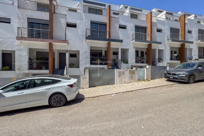 Moradia T3 para Venda em Charneca de Caparica e Sobreda