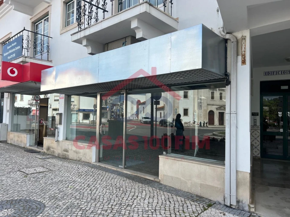 Loja para Arrendamento em Porto de Mós - São João Baptista e São Pedro Foto 1
