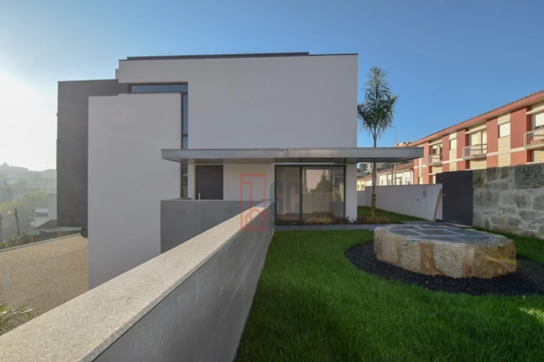 Moradia T3 para Venda em Oliveira do Douro Foto 10