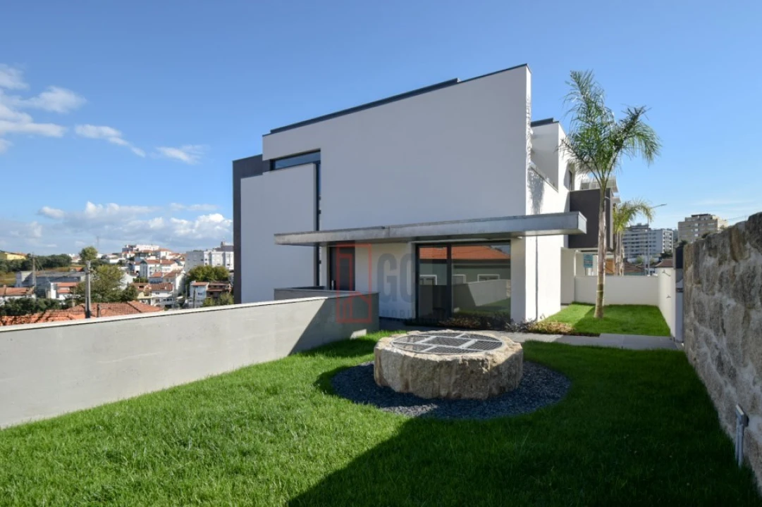 Moradia T3 para Venda em Oliveira do Douro Foto 2