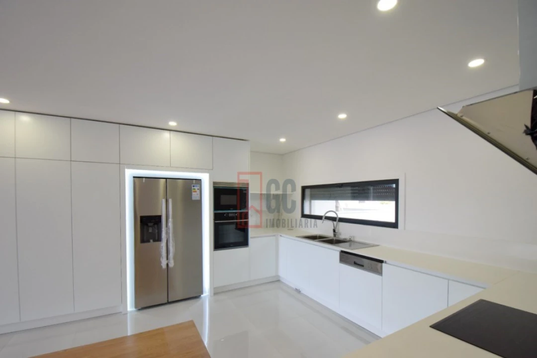 Moradia T3 para Venda em Oliveira do Douro Foto 3