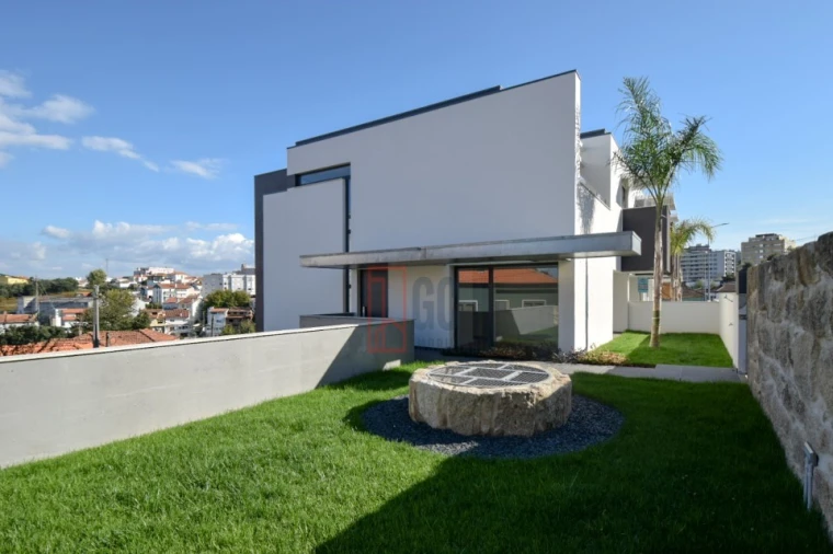 Moradia T3 para Venda em Oliveira do Douro Foto 2