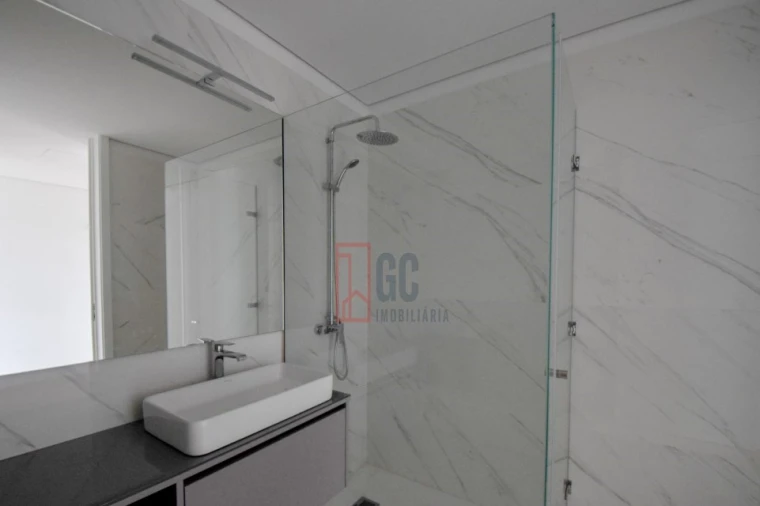 Moradia T3 para Venda em Oliveira do Douro Foto 8