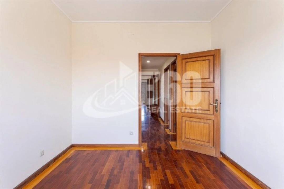 Apartamento T5 para Venda em Espinho Foto 10