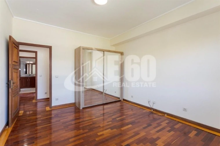 Apartamento T5 para Venda em Espinho Foto 8