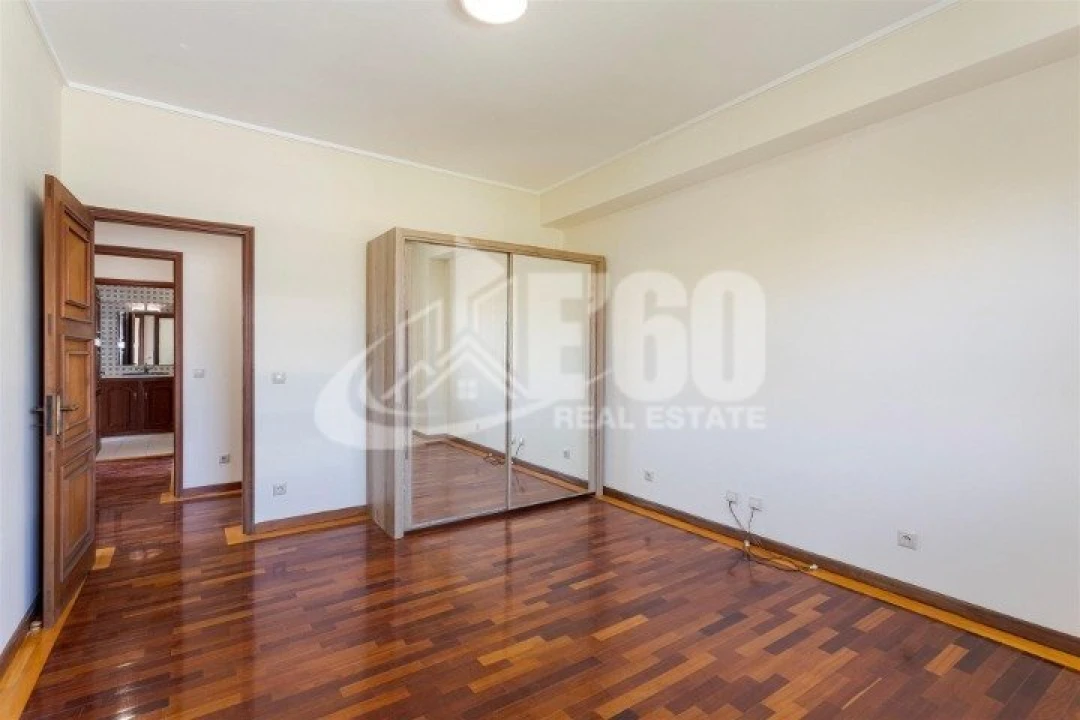 Apartamento T5 para Venda em Espinho Foto 8