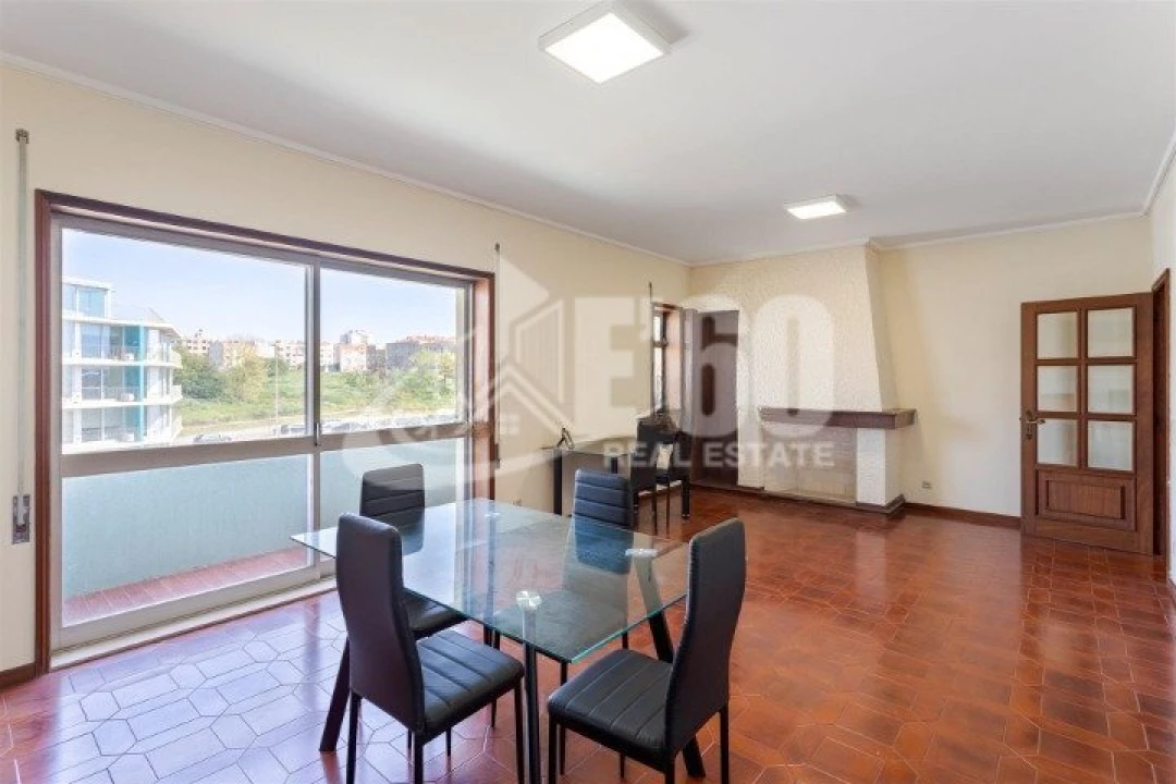 Apartamento T5 para Venda em Espinho Foto 2