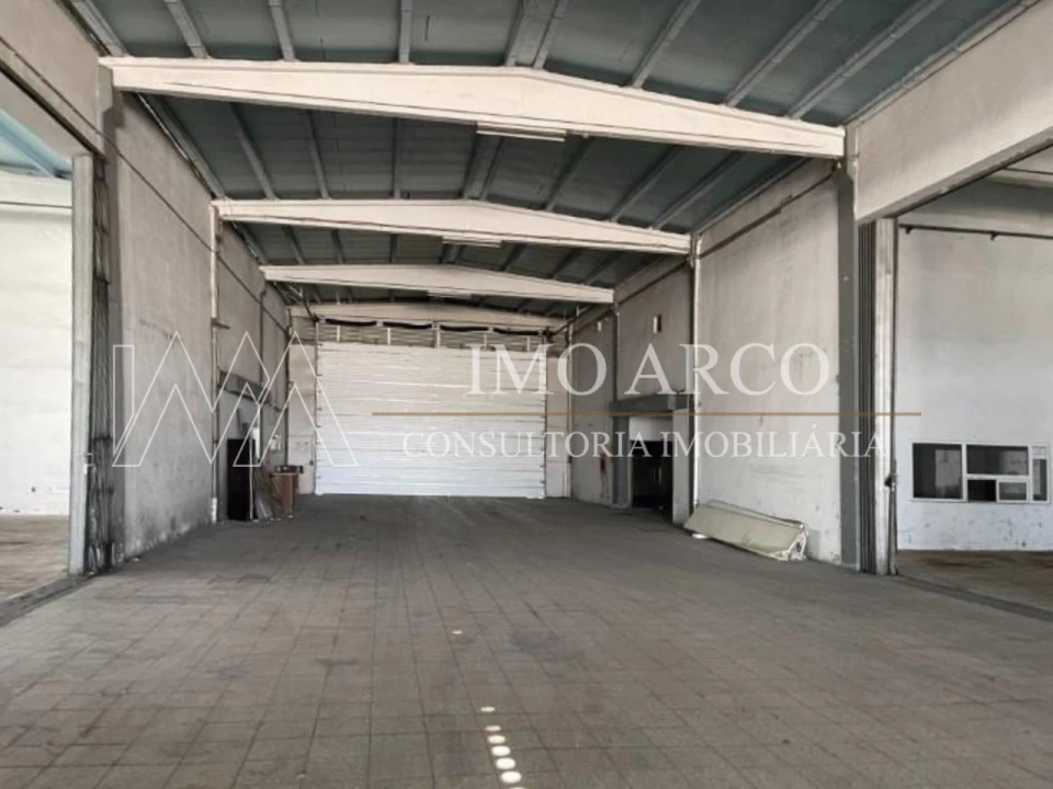 Armazém para Venda em Constantim e Vale de Nogueiras Foto 3