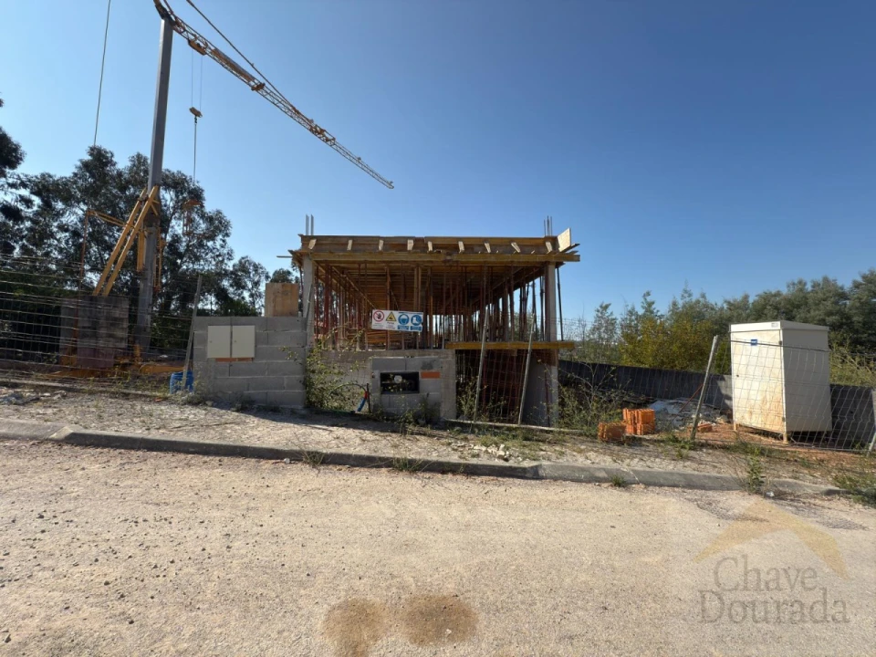 Moradia T4 para Venda em Santo Antonio dos Olivais Foto 2