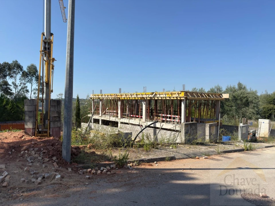 Moradia T4 para Venda em Santo Antonio dos Olivais Foto 1