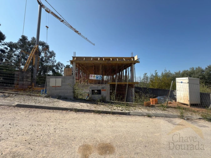 Moradia T4 para Venda em Santo Antonio dos Olivais Foto 2