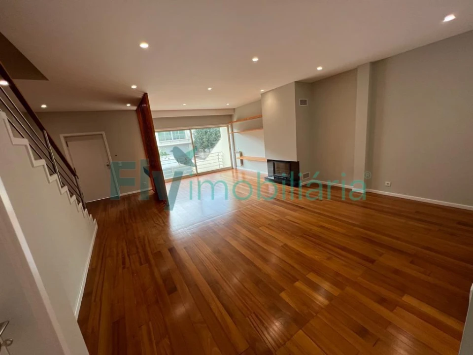 Moradia T4 para Venda em Fermentões Foto 3