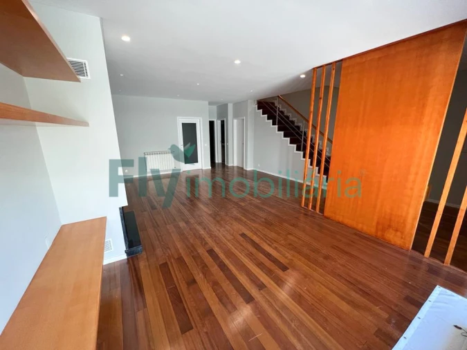 Moradia T4 para Venda em Fermentões Foto 4