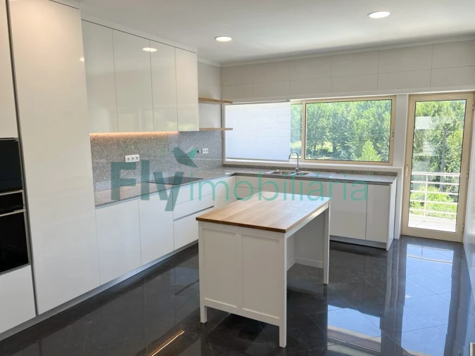 Moradia T4 para Venda em Fermentões Foto 5