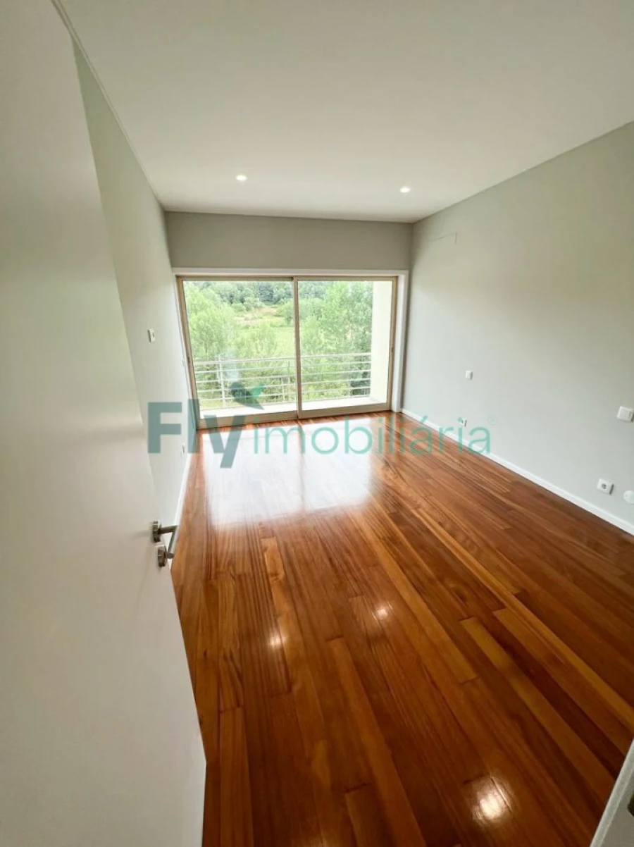 Moradia T4 para Venda em Fermentões Foto 10