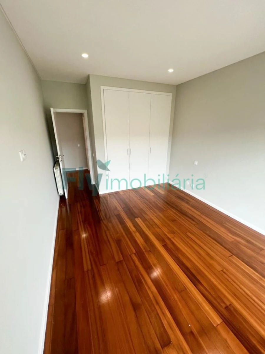 Moradia T4 para Venda em Fermentões Foto 16