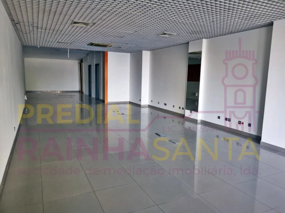 Loja para Arrendamento em Santo Antonio dos Olivais Foto 1