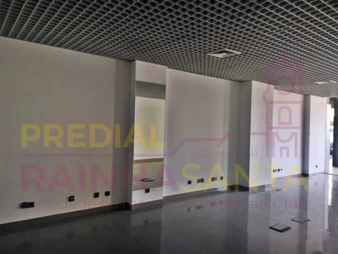 Loja para Arrendamento em Santo Antonio dos Olivais Foto 4