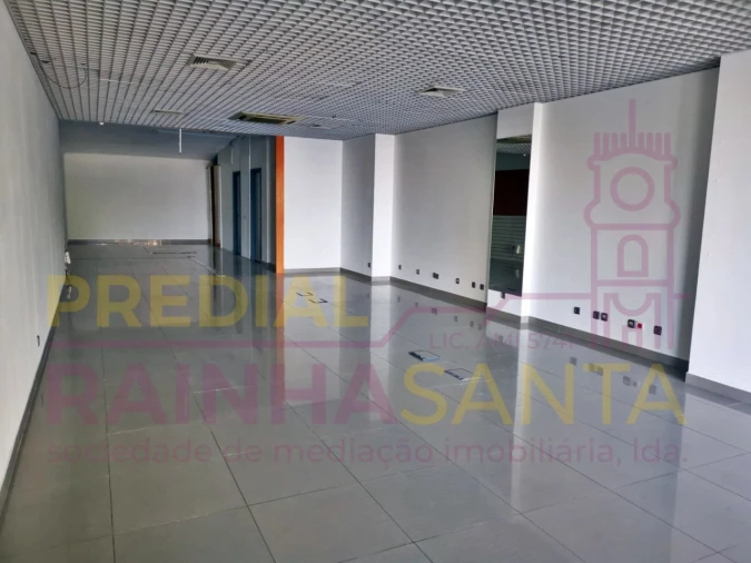 Loja para Arrendamento em Santo Antonio dos Olivais Foto 1