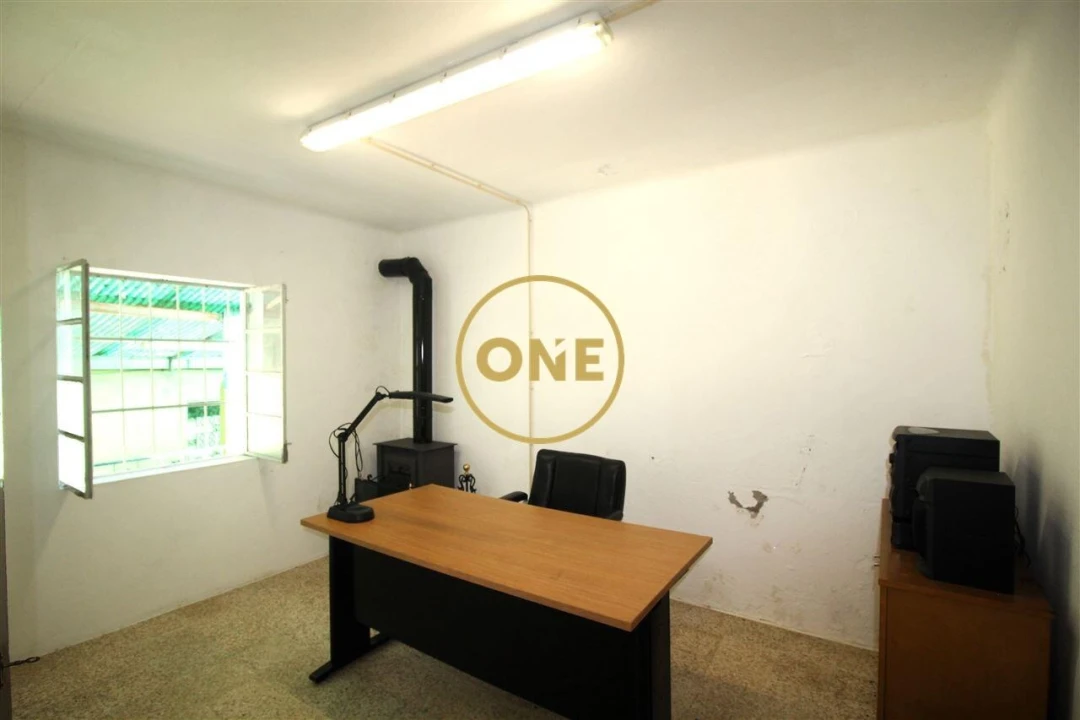 Loja para Arrendamento em Vermoim Foto 5