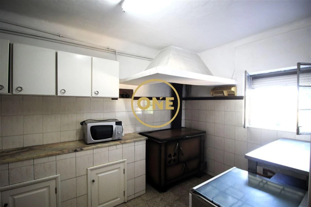 Loja para Arrendamento em Vermoim Foto 8