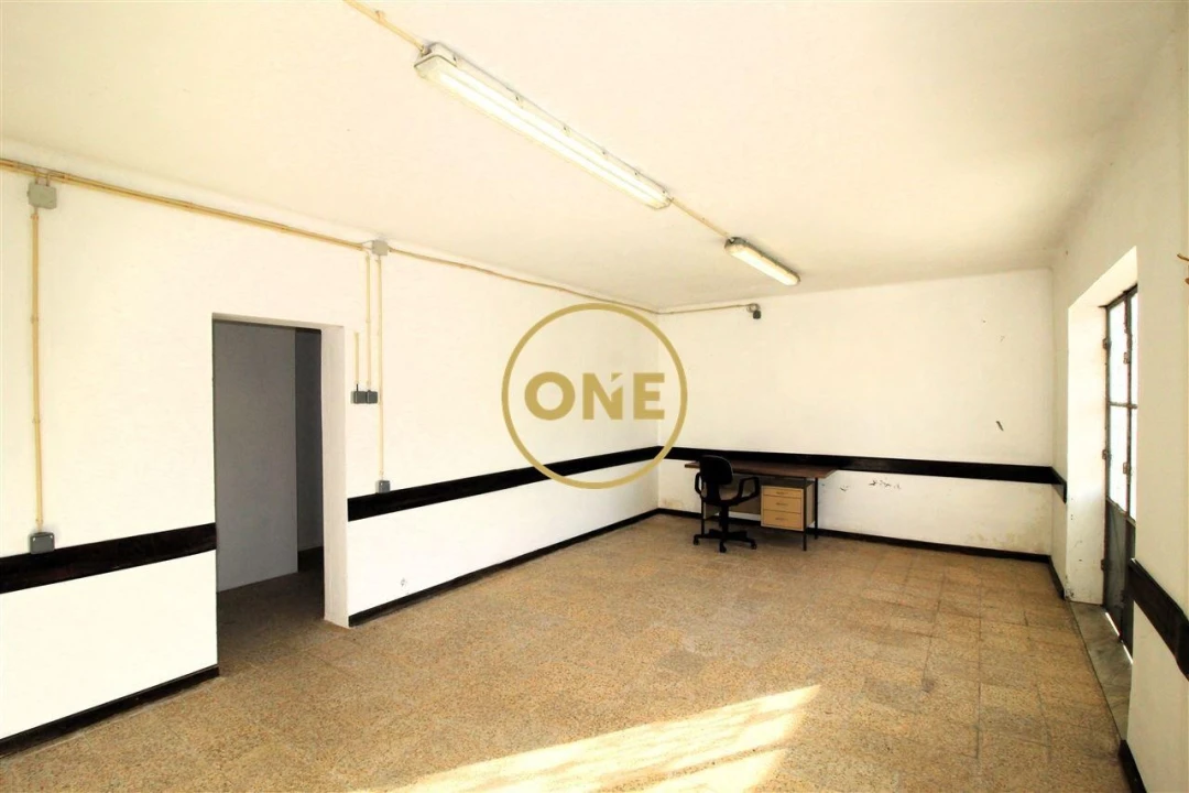 Loja para Arrendamento em Vermoim Foto 2