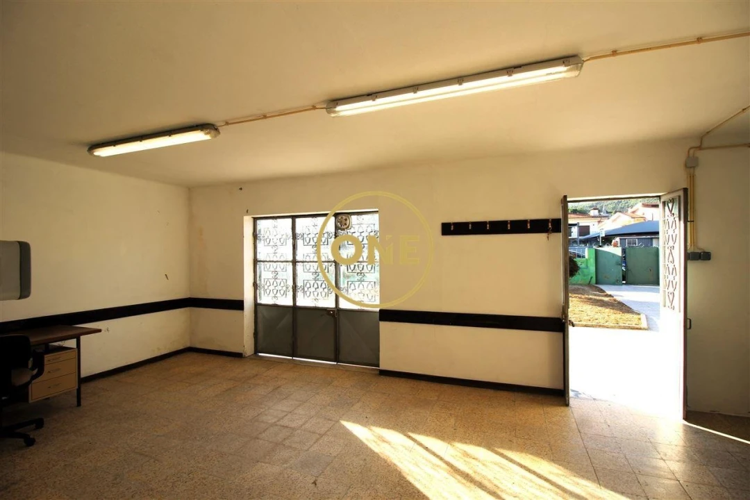 Loja para Arrendamento em Vermoim Foto 3