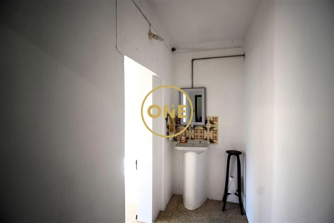 Loja para Arrendamento em Vermoim Foto 10