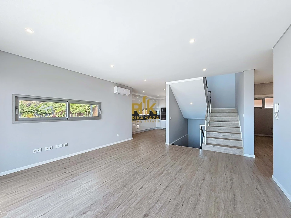 Moradia T4 para Venda em Paul do Mar Foto 2