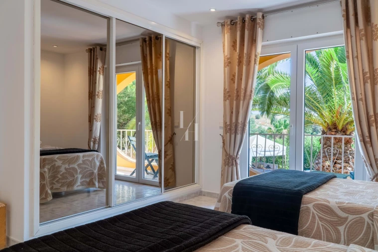 Moradia T6 para Venda em Armação de Pera Foto 11