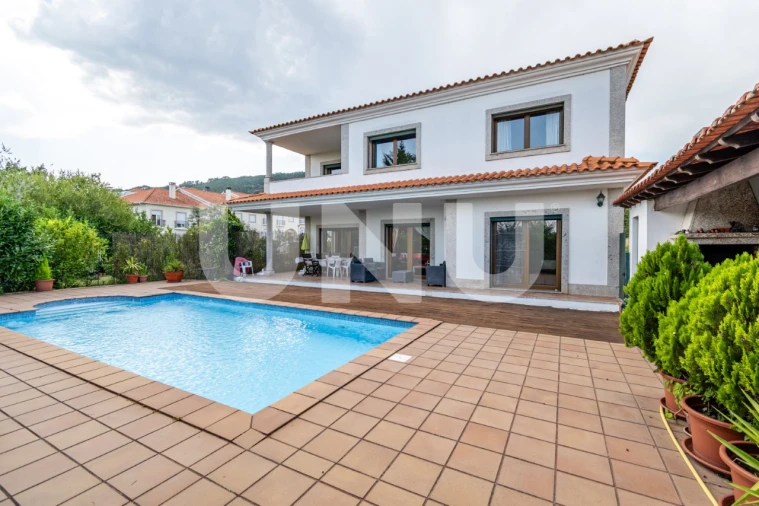 Moradia T5 para Venda em Tortosendo