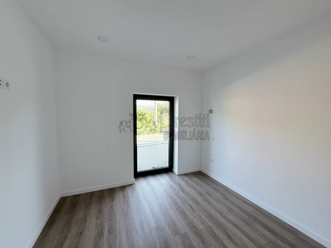Apartamento T1 para Arrendamento em Moreira de Conegos Foto 5