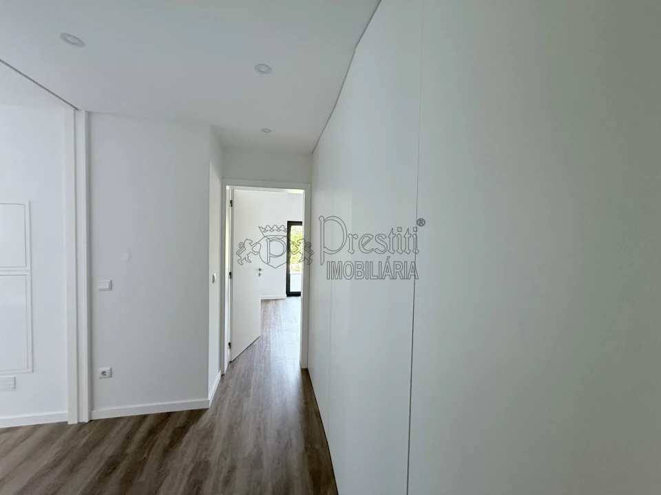 Apartamento T1 para Arrendamento em Moreira de Conegos Foto 4