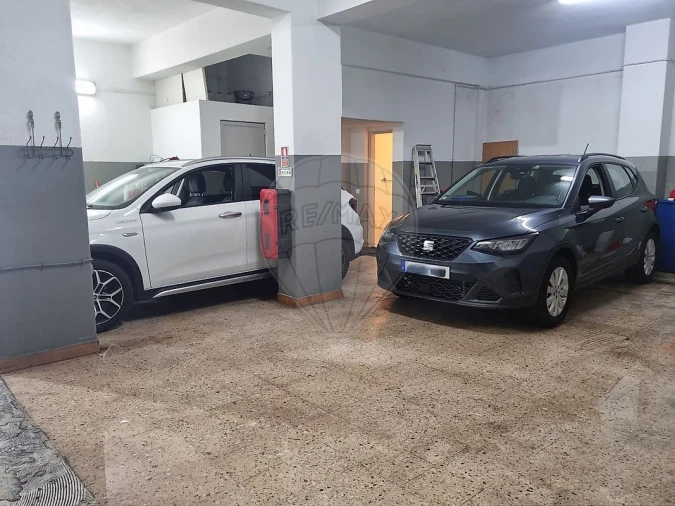 Garagem para Venda em Almada, Cova da Piedade, Pragal e Cacilhas Foto 2